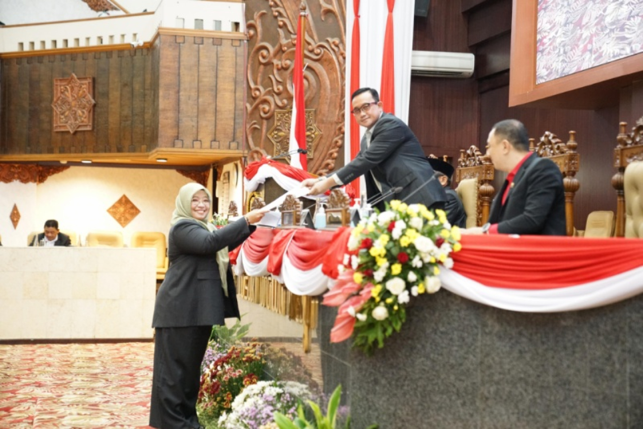 Anggota Banggar DPRD Jatim, Hikmah Bafaqih menyerahkan pendapat banggar terkait APBD Jatim 2025 ke pimpinan DPRD Jatim, Blegur Prijanggono yang disaksikan Pj. Sekdaprov Jatim,Bobby Soemarsiono. (Dok. Sekwan DPRD Jatim)