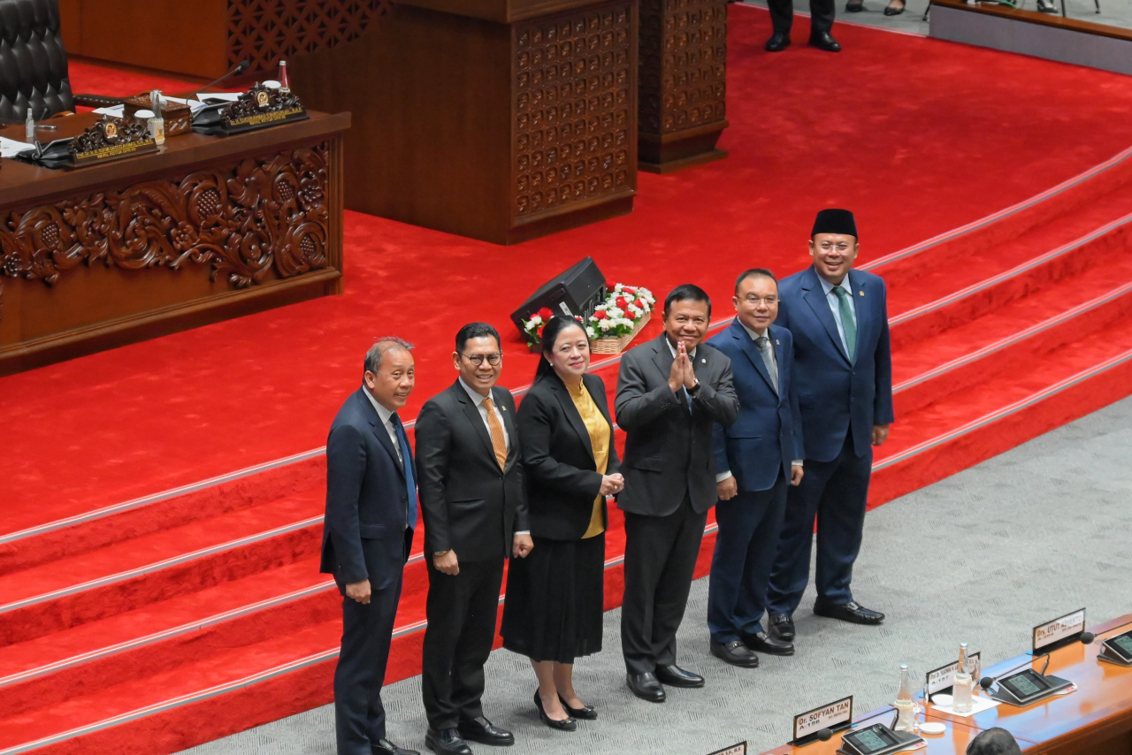 Foto bersama Pimpinan DPR RI usai menyetujui Muhammad Herindra menjadi Kepala Badan Inteligen Negara (KaBIN) pada Rapat Paripurna ke-4 Masa Persidangan I Tahun Sidang 2024-2025 di Gedung Nusantara II, Senayan, Jakarta, Kamis (17/10/2024). Foto: Mentari/ve