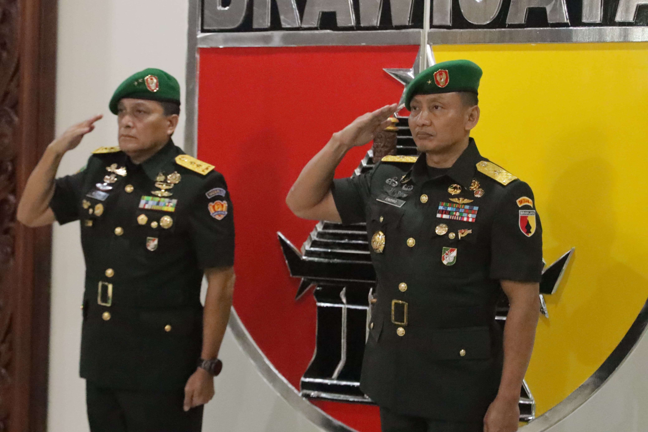 Brigjen TNI Endro Satoto (kanan)