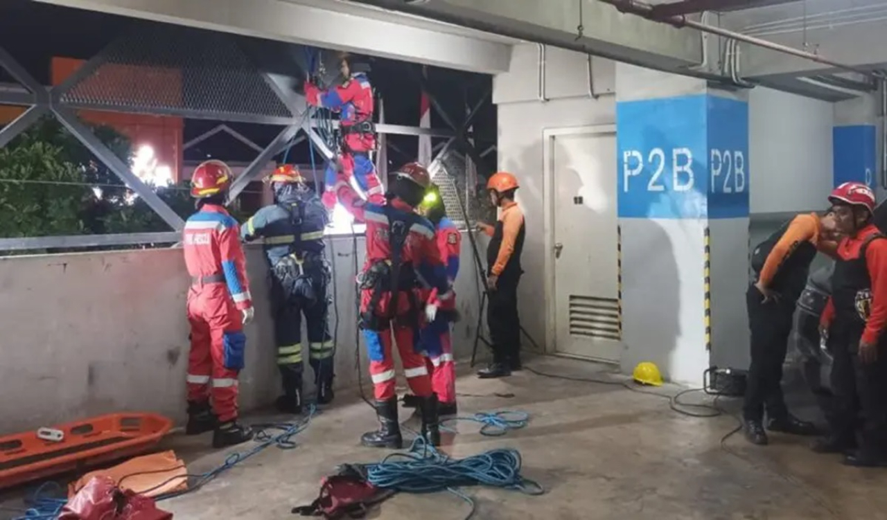 Petugas mengevakuasi jasad korban yang melompat dari lantai 21 salah satu hotel di Jalan Kayoon Surabaya.