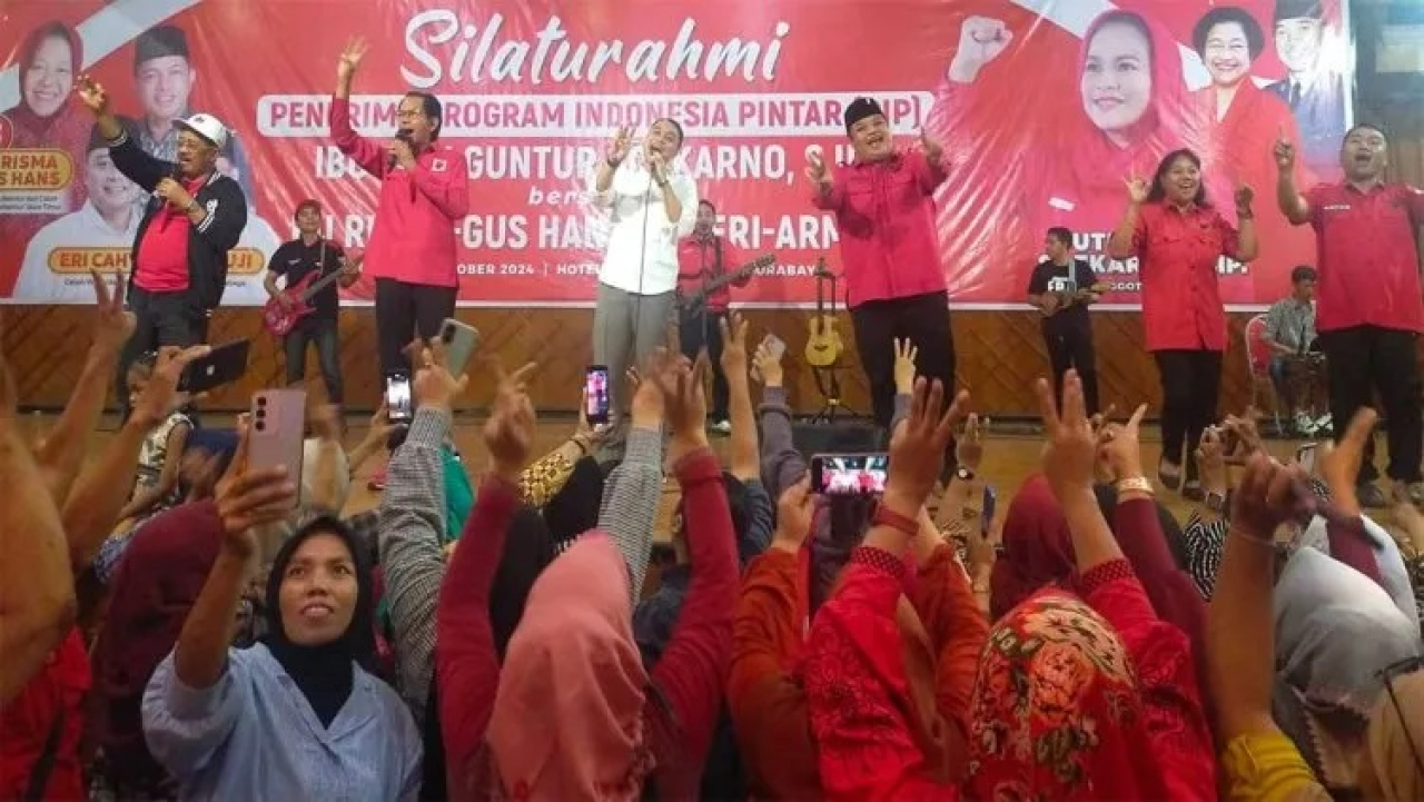 Eri Cahyadi bersama pengurus DPC PDIP Surabaya dalam acara pembagian beasiswa PIP