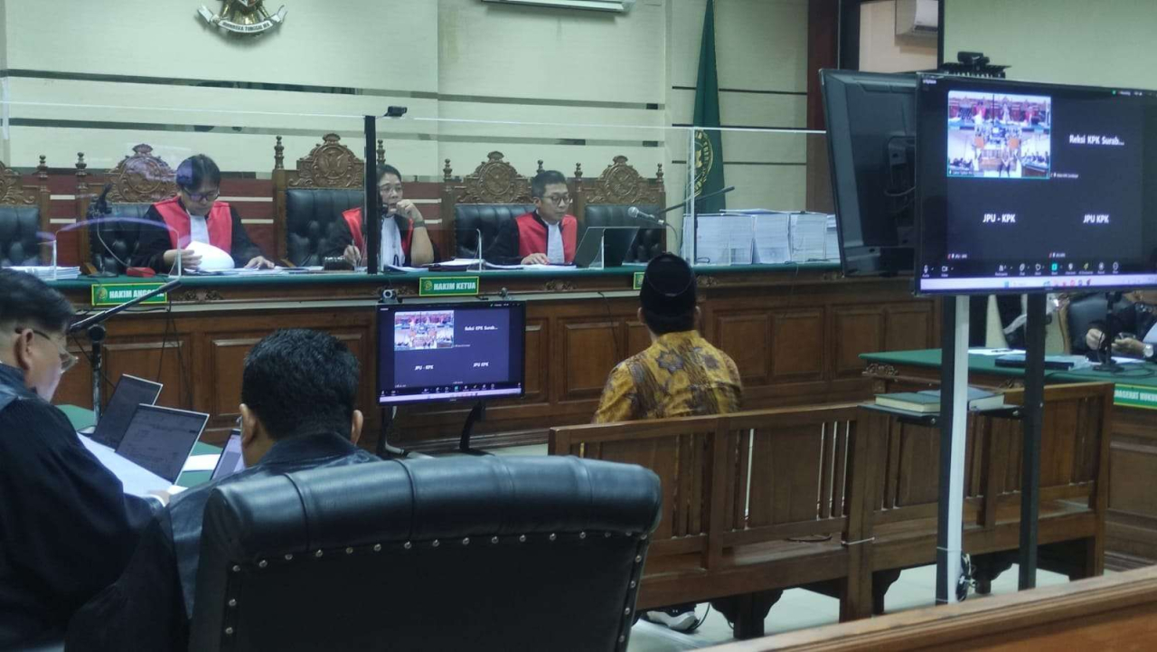 Gus Muhdlor menghadiri sidang kasus dugaan pemotongan insentif ASN BPPD Sidoarjo (foto :RRI/ Januar)
