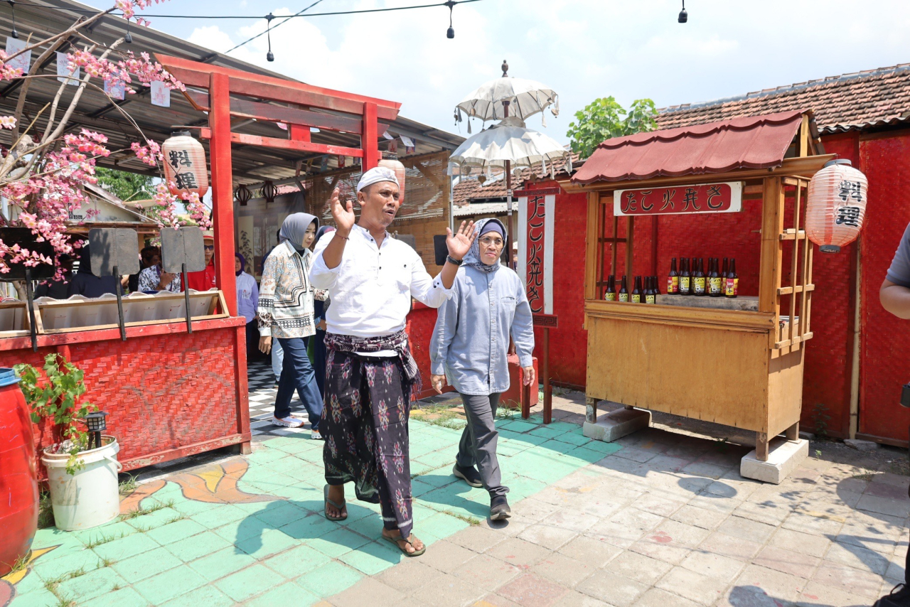 Wali Kota Surabaya Restu Novi Widiani mengunjungi kampung tematik Wethan Wonderland Banjarsugihan