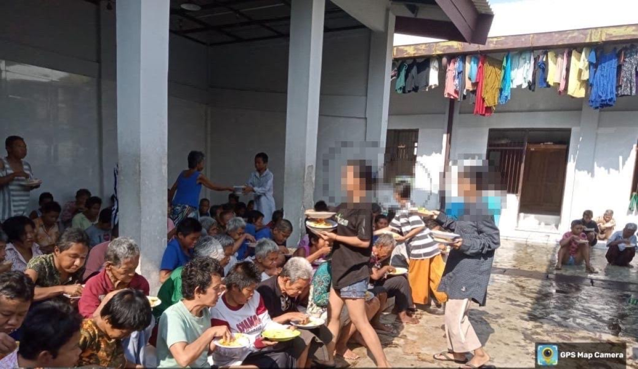 Sebanyak 13 muda-mudi yang kepergok pesta miras dibawa ke kantor Satpol PP Surabaya