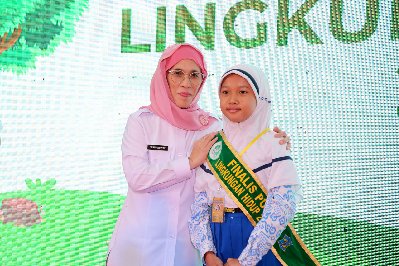 Penyematan penyelempangan langsung dari PJs Wali Kota Surabaya Restu Novi Widiani di Graha Sawunggaling
