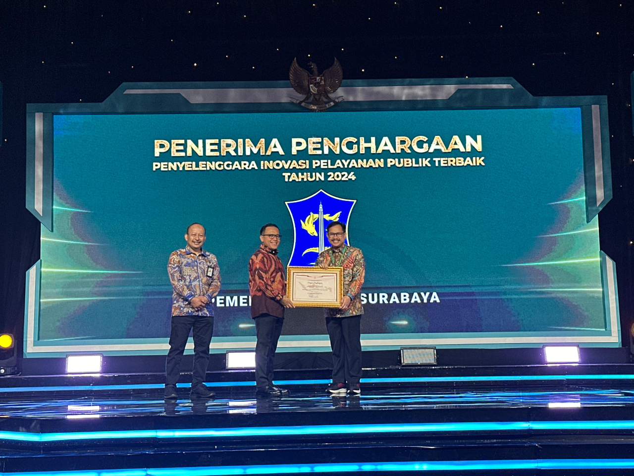 Sekretaris Daerah (Sekda) Kota Surabaya, Ikhsan saat menerima penghargaan