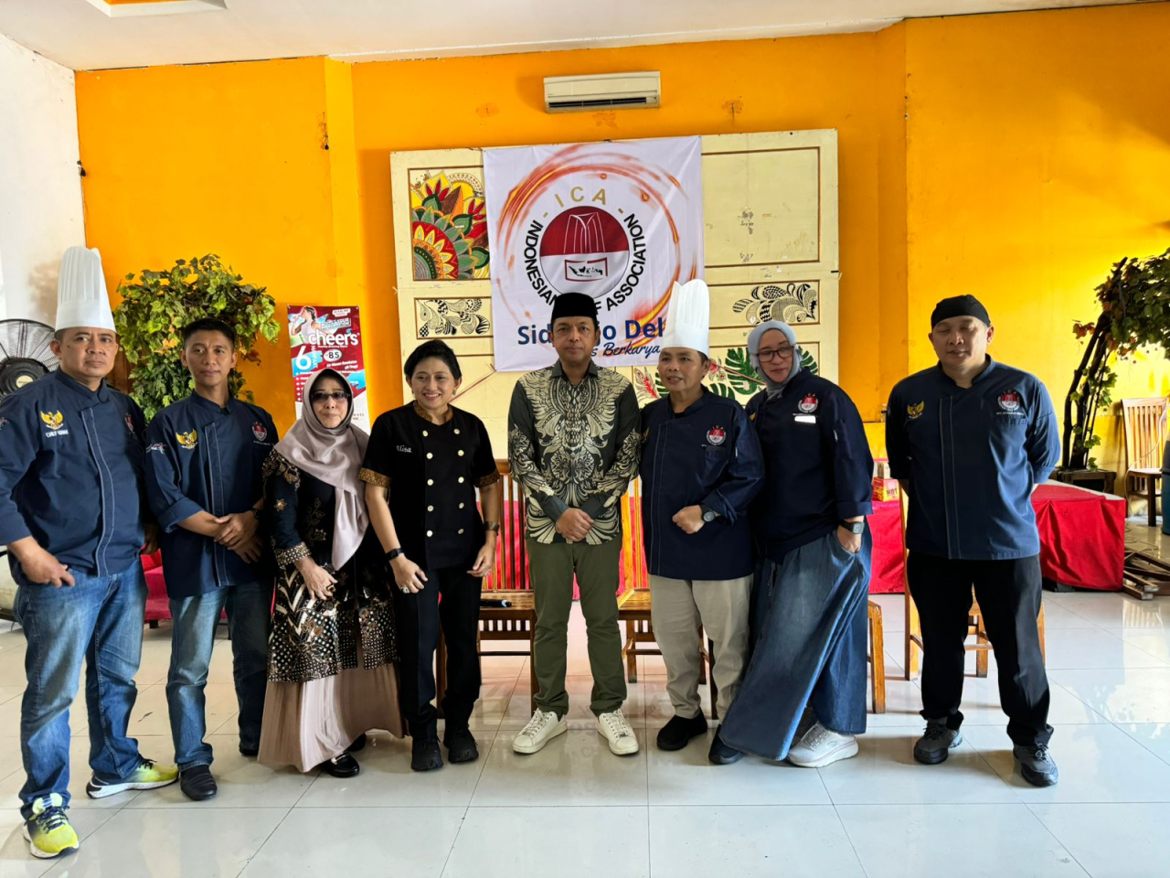 Calon Wakil Gubernur Jawa Timur nomor urut 3, KH. Zahrul Azhar Asumta (Gus Hans) saat menemui ratusan pelaku UMKM di Sidoarjo, Sabtu (12/10). Gegeh Bagus Setiadi