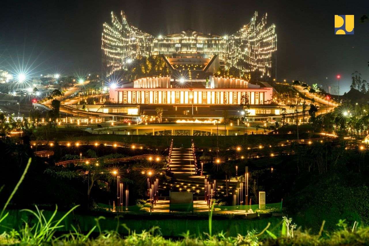 Istana Garuda dan Istana Presiden Istana Negara IKN tuntas diibangun dan baru saja diresmikan Presiden Joko Widodo. Menurut, Dirjen Cipta Karya, Diana Kusumastuty, istana negara IKN merupakan karya anak bangsa, ( foto: humas pupr)