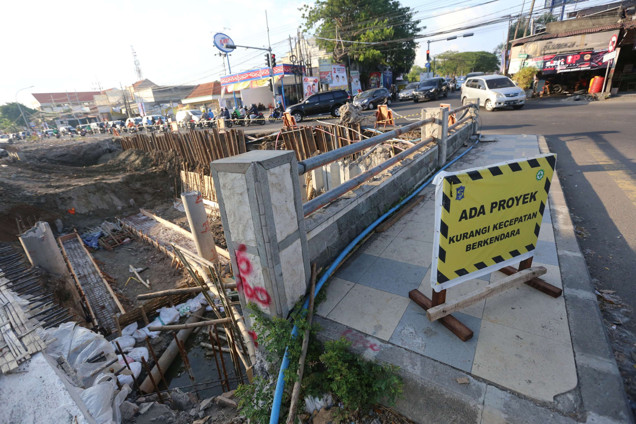 Pembangunan jalan dan saluran di Traffic Light (TF) Jalan Raya Menganti, Wiyung – Babatan Unesa Surabaya