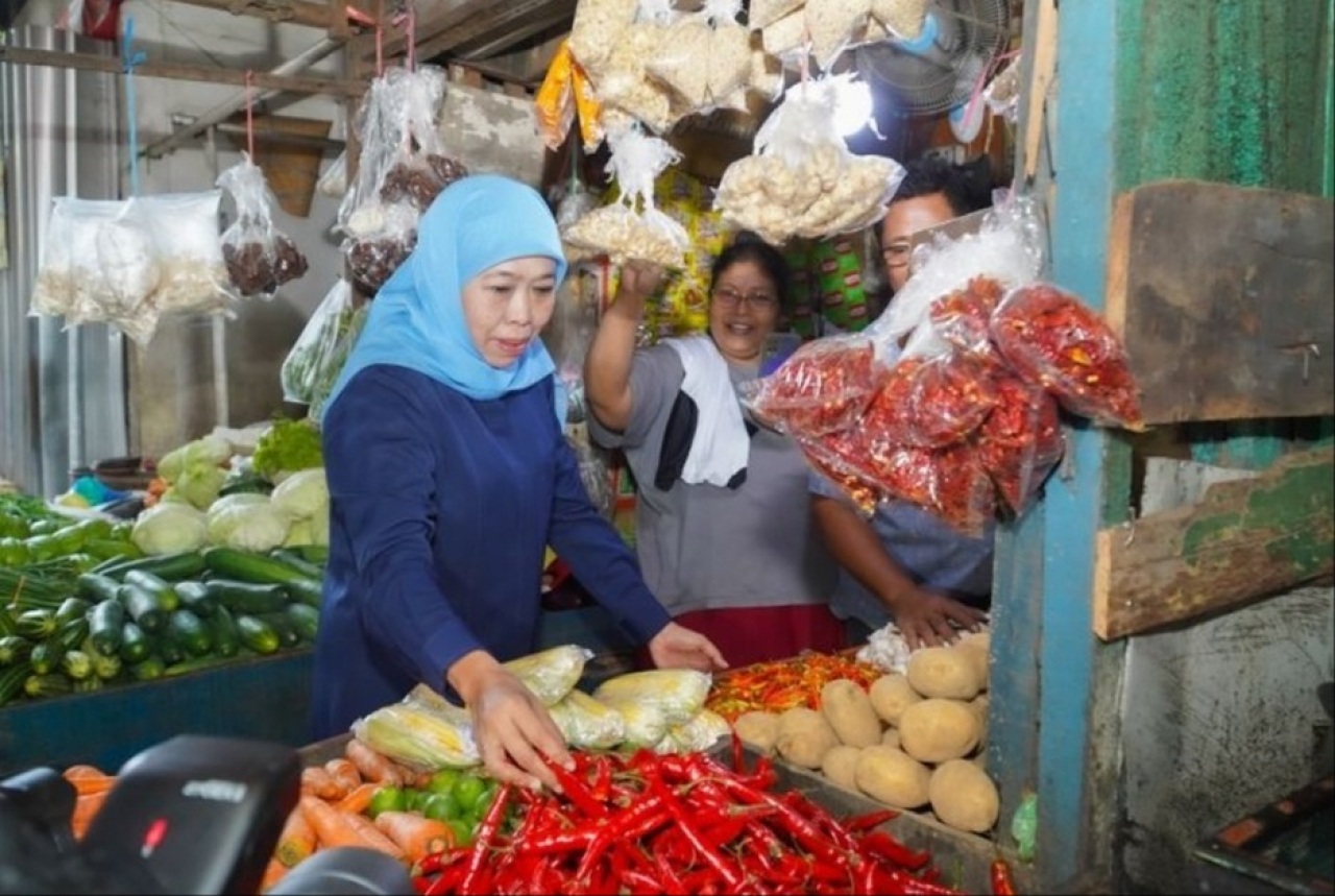 Cagub Jatim nomor urut 2, Khofifah Indar Parawansa saat blusukan ke Pasar Wonokromo, Surabaya. (Foto: Istimewa).