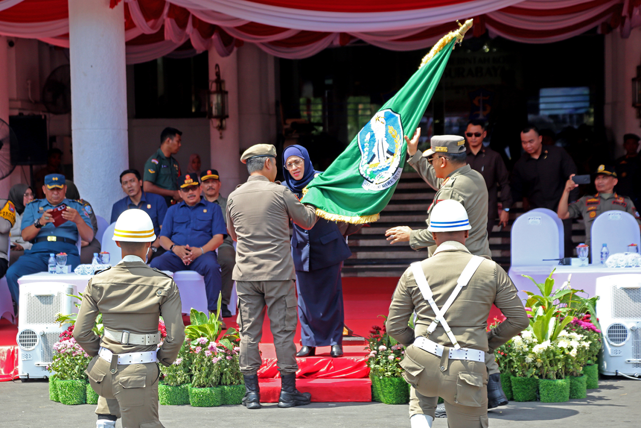 Upacara penerimaan Panji Pataka Jer Basuki Mawa Beya di Taman Surya Balai Kota Surabaya, Selasa (8/10/2024)