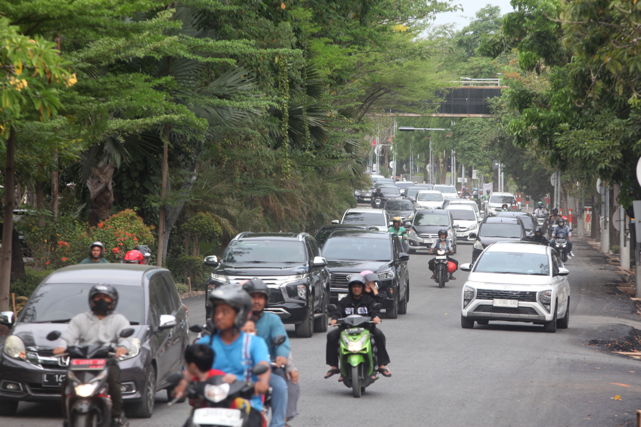Proyek perbaikan jalan di Jalan Mayjen Sungkono Surabaya