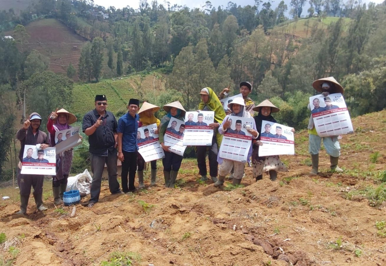 Relawan Laskar Pemuda Agung saat berfoto bersama dengan para petani dataran tinggi di Kecamatan Sumber, Kabupaten Probolinggo
