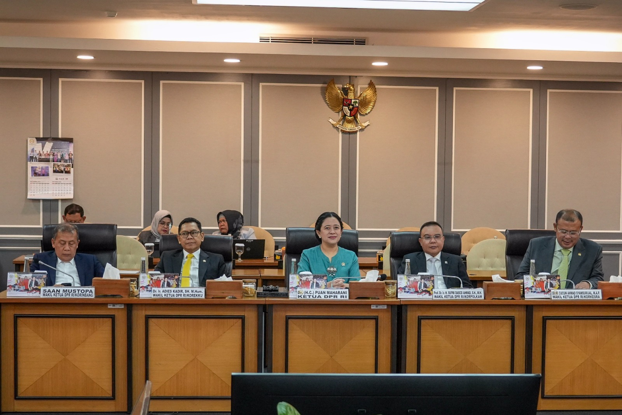 Ketua DPR RI Puan Maharani bersama Pimpinan DPR RI lainnya saat menggelar Rapat Pimpinan (Rapim) pada Badan Musyawarah (Bamus) di Gedung Nusantara II DPR RI, Senayan, Jakarta, Senin (21/10/2024). Foto: Mario/Parlementaria DPR