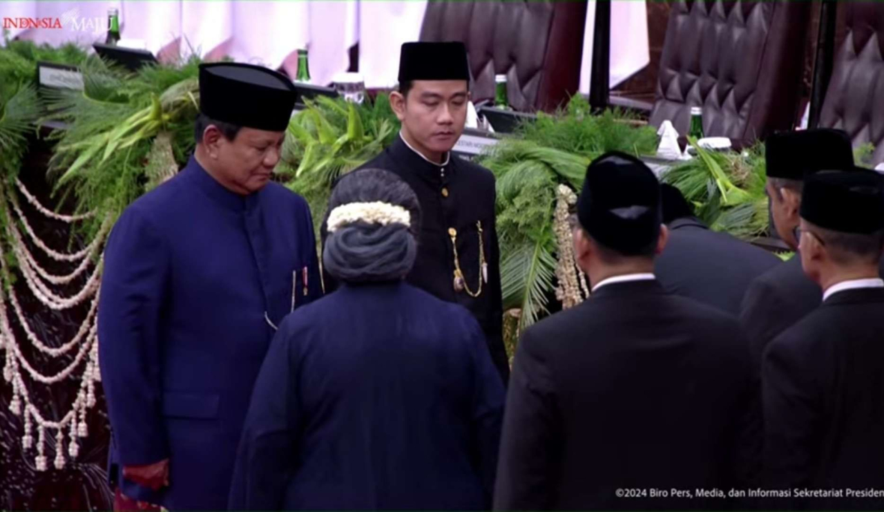 Presiden Prabowo Subianto dan Wakil Presiden Gibran Rakabuming Raka saat menandatangani berita acara pelantikan di hadapan pimpinan MPD, di gedung Nusantara,Senayan, Jakarta, Minggu (20/10/2024). (Foto: Tangkapan Layar YouTube Sekretariat Presiden)