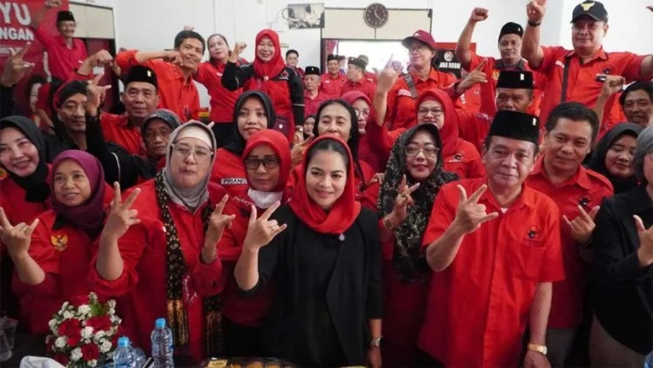 Mbak Puti bersama kader PDIP di Surabaya