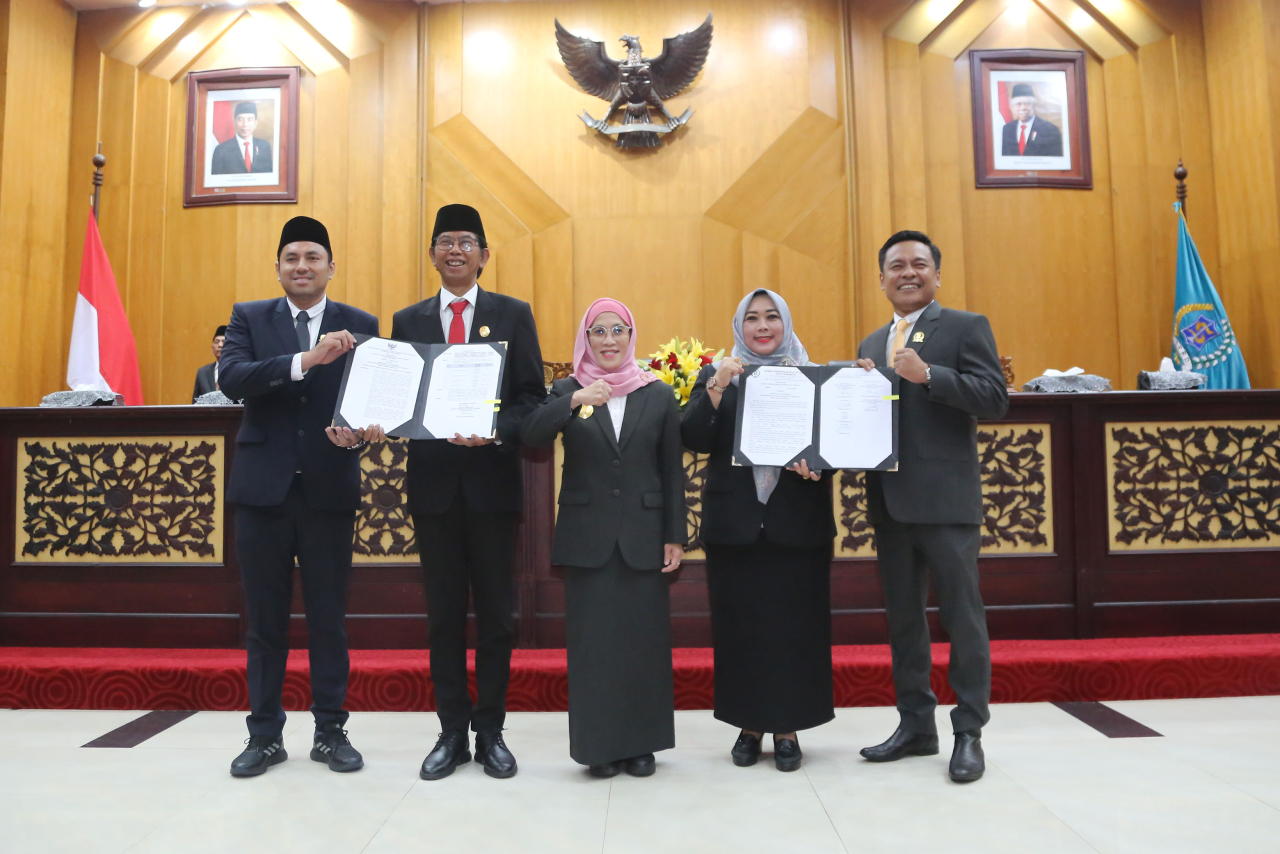 Pimpinan DPRD Surabaya bersama Pjs Wali Kota Surabaya Restu Novi