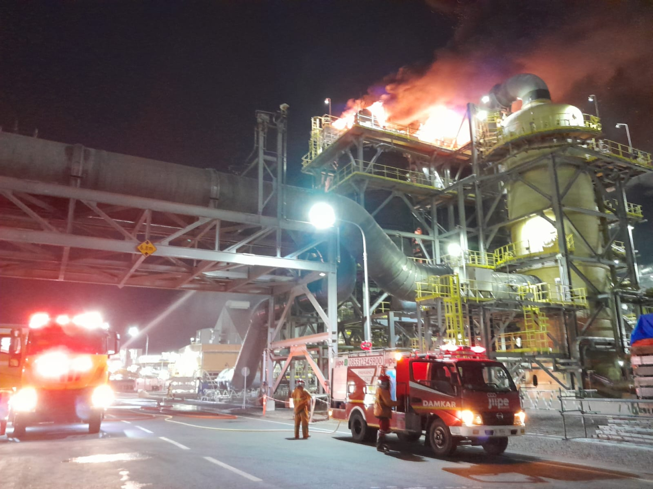 Petugas pemadam kebakaran berupaya memadamkan kobaran api di Smelter PT Freeport di JIIPE Gresik