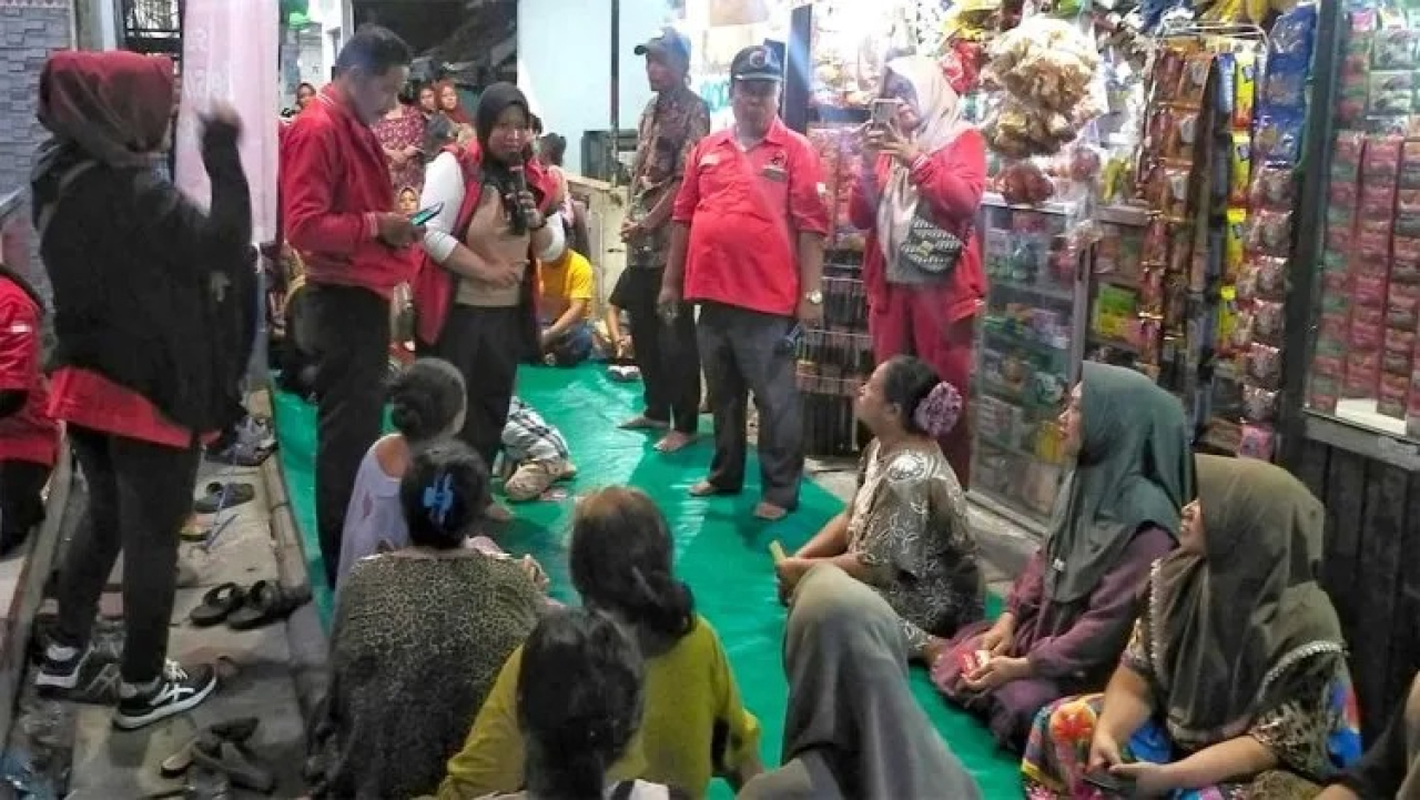 Wakil Ketua DPC PDI Perjuangan Kota Surabaya, Khusnul Khotimah bersama Banteng Surabaya menyapa masyarakat