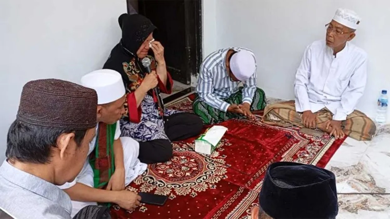 Risma sampai terisak setelah mendengarkan permasalahan guru (ustadz/ustadzah), saat mengunjungi YPP Khairus Shaleh, Situbondo (16/10/2024).