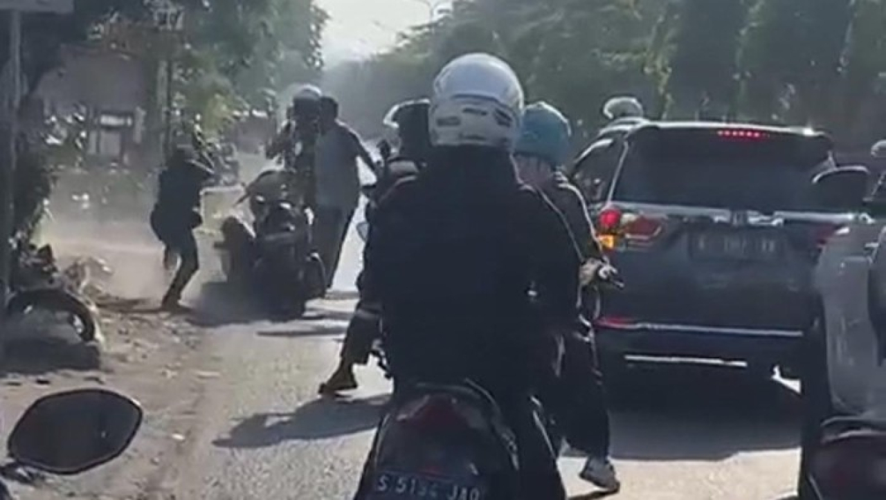 Tangkapan layar video viral aksi carok di jalan raya Bunder-Gresik.
