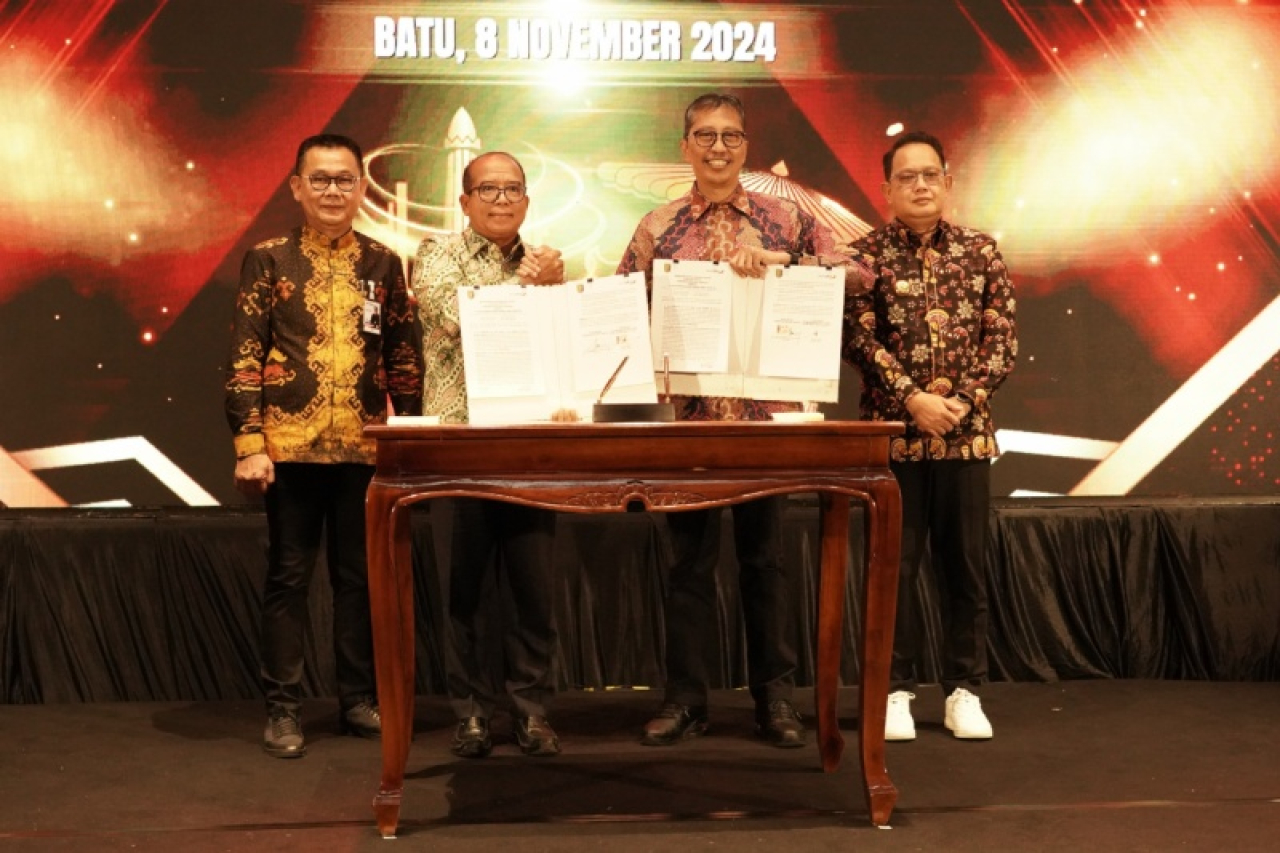 Dirut Bank Jatim, Busrul Iman dan Bank Lampung melakukan tekan Shareholder Agreement yang disaksikan Pj. Gubernur Jatim, Adhy Karyono. (Dok. Humas bank Jatim)