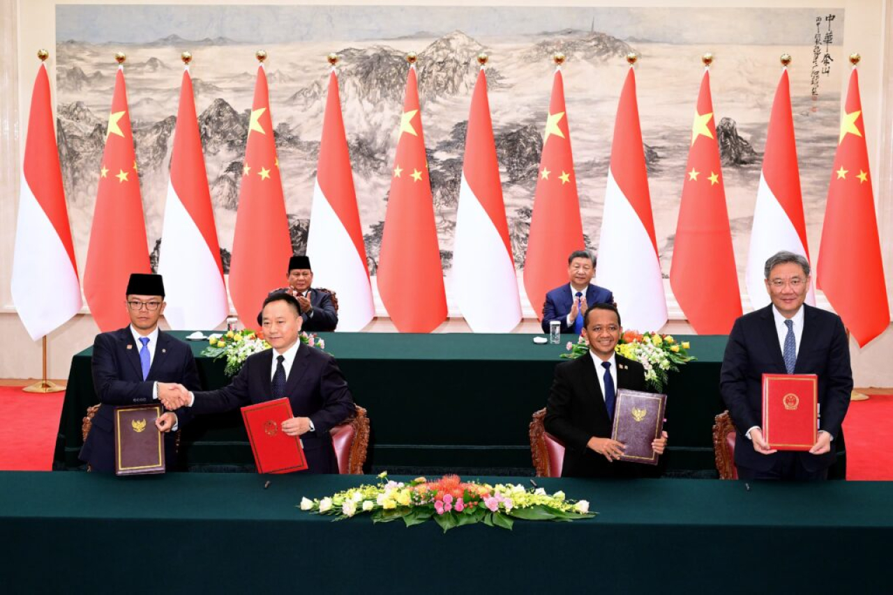 Presiden Republik Indonesia, Prabowo Subianto, bersama Presiden Republik Rakyat Tiongkok (RRT), Xi Jinping, menyaksikan penandatanganan sejumlah kesepakatan kerja sama antara Indonesia dan Tiongkok. Prosesi penandatangan digelar di salah satu ruangan di G