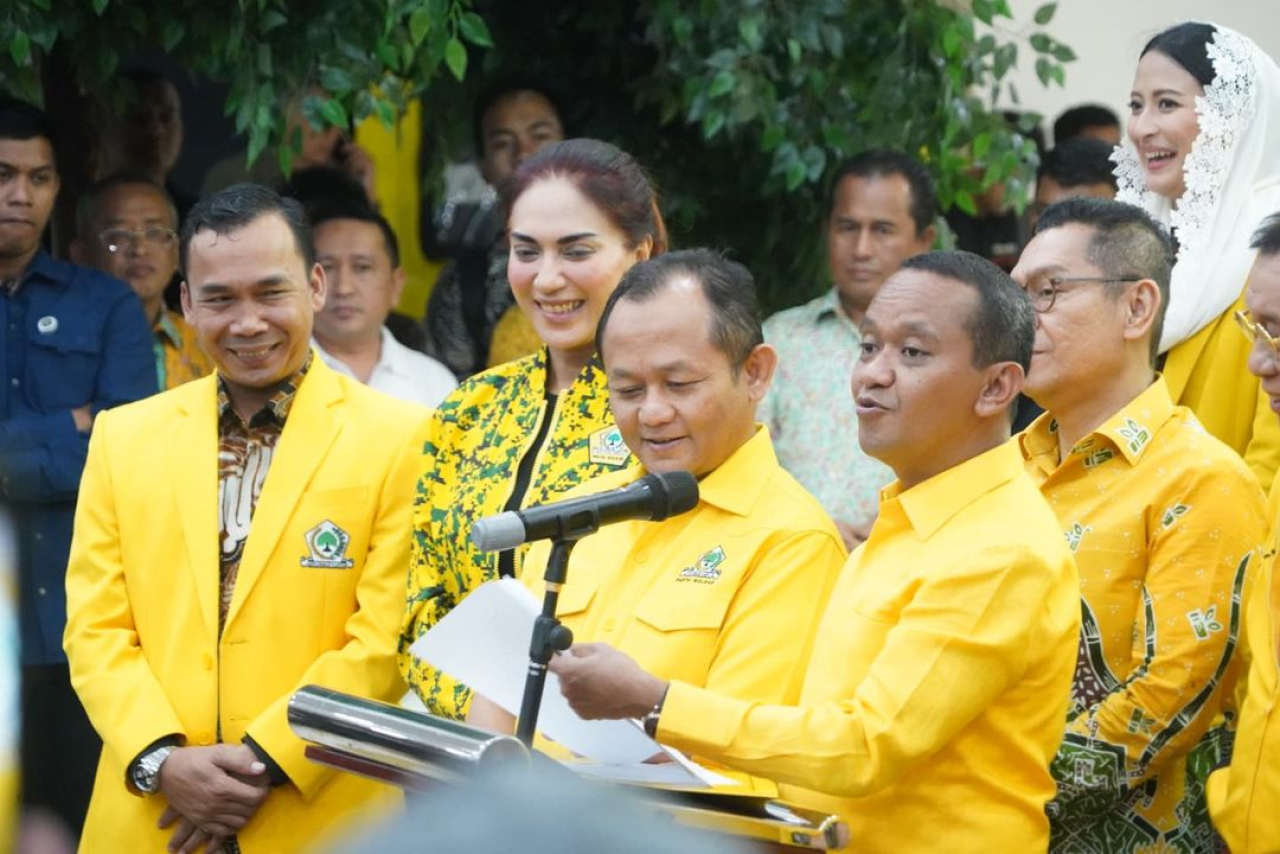 Ketua Umum DPP Partai Golkar Bahlil Lahadalia bersama jajaran pengurusan