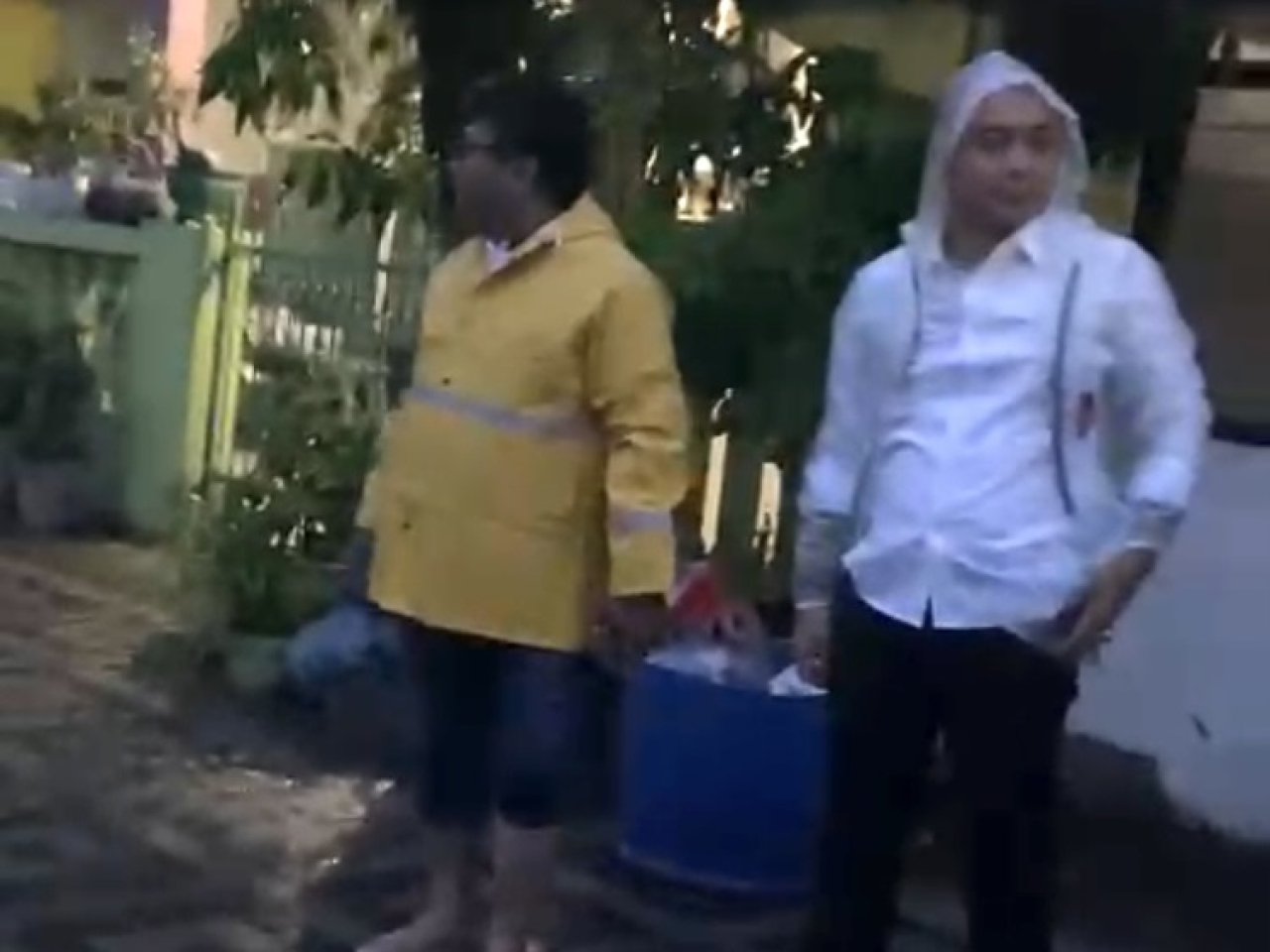 Eri Cahyadi sidak saluran saat Surabaya diguyur hujan