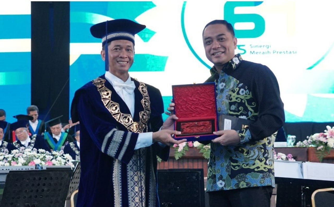 Rektor ITS, Prof. Dr. Bambang Pramujati menyerahkan penghargaan kepada Eri Cahyadi