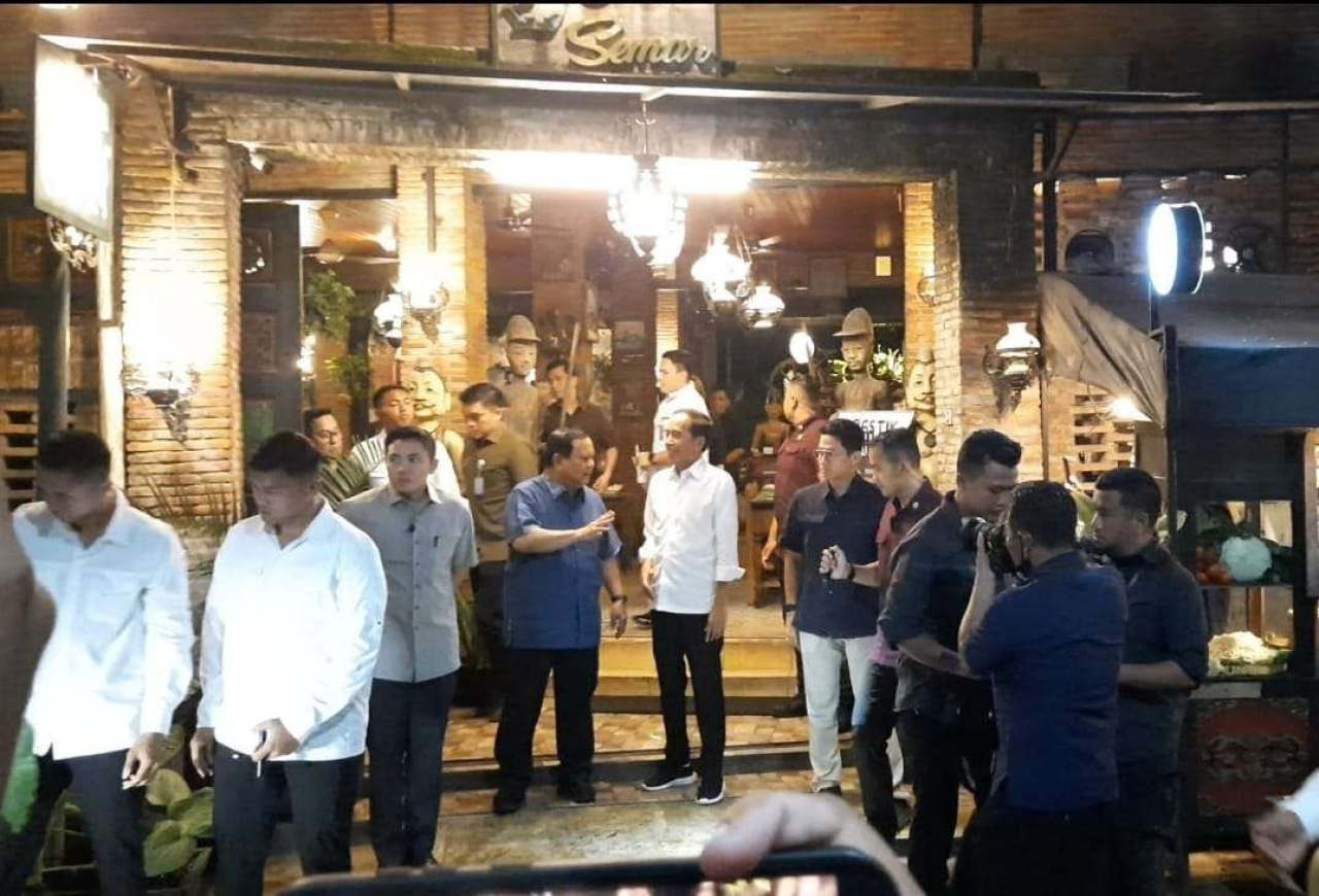 Presiden Prabowo Subianto Joko Widodo keluar dari Angkringan Omah Semar usai makan malam bersama, Minggu (3/11/2024). Mereka tak ungkapkan isi pertemuan. (Foto: RRI/Dania)