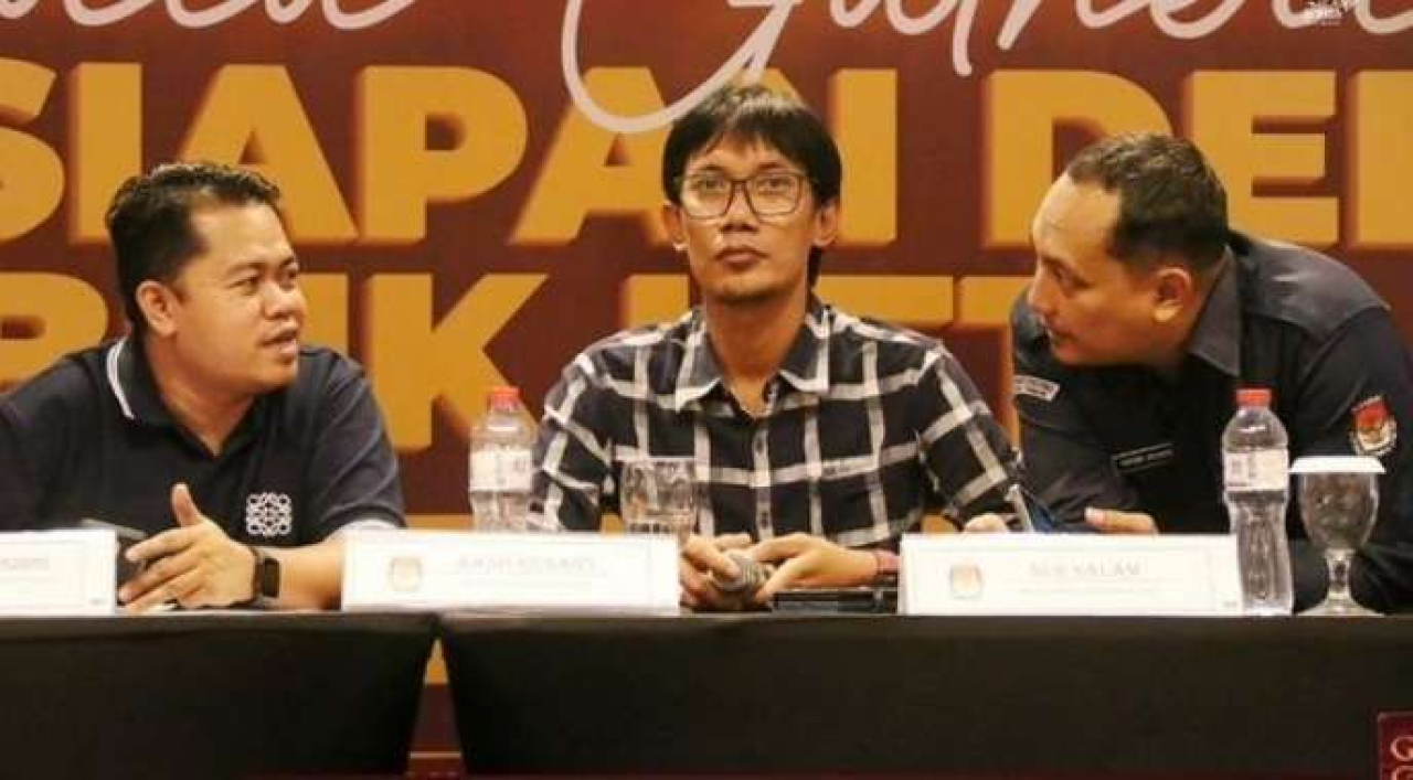 Ketua KPU Jatim Aang Kunaifi (Kiri) saat media breafing jelang debat (Foto: Humas KPU)