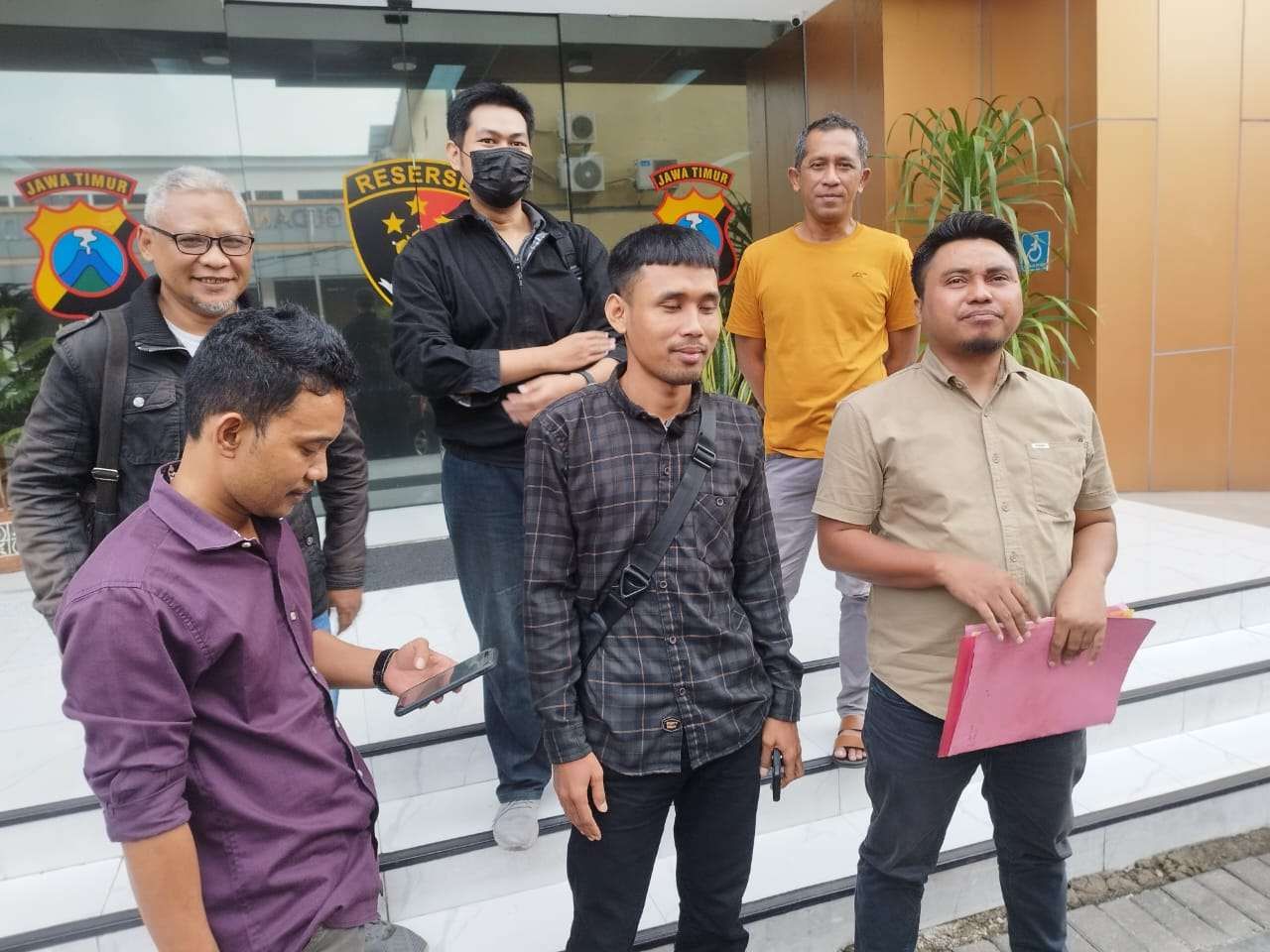 Penyidik Unit Siber Polda Jatim memanggil Basori Alwi, Koordinator Gerakan Masyarakat Anti Penistaan Gempa (Foto: RRI/Benny)