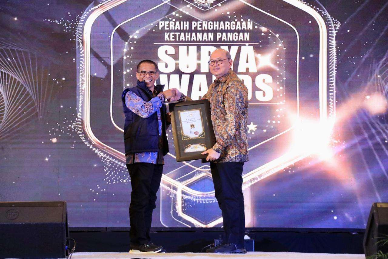 Pj Sekdaprov Jatim saat menerima penghargaan (Foto: Humas Jatim)
