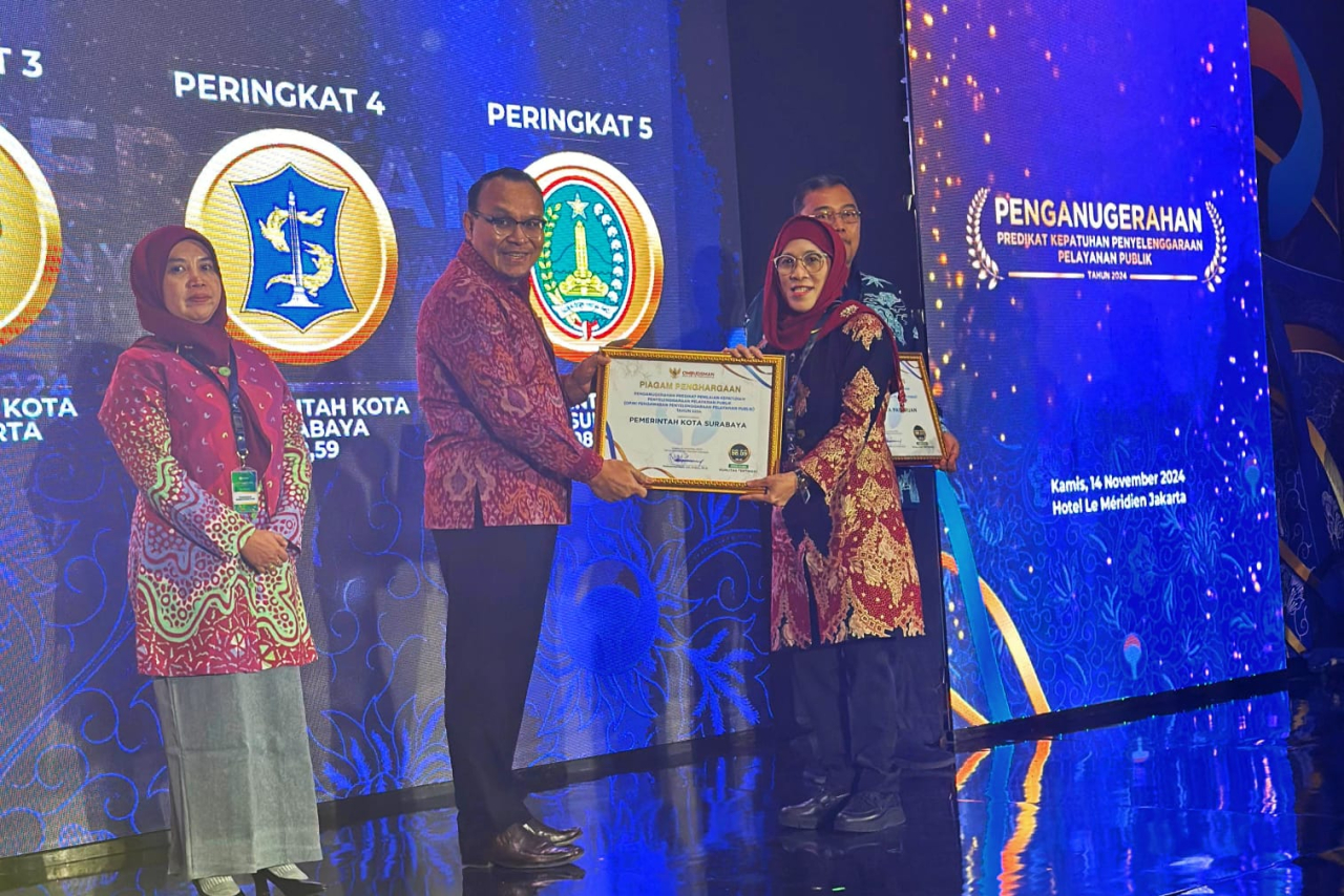 Pjs Wali Kota Surabaya, Restu Novi Widiani menerima penghargaan dari Ombudsman RI