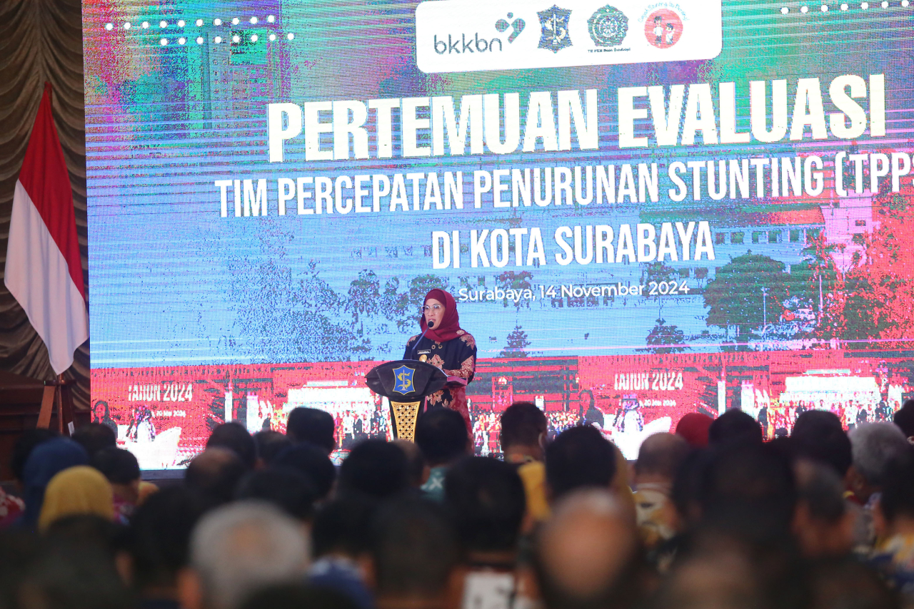 PJs Wali Kota Surabaya, Restu Novi Widiani menghadiri evaluasi Tim Percepatan Penurunan Stunting (TPPS)