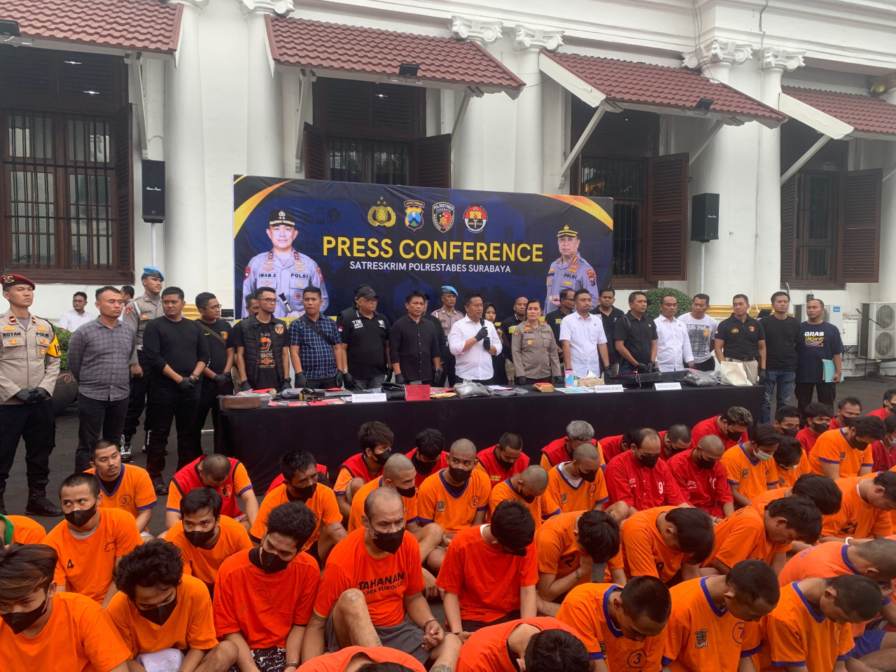Satreskrim Polrestabes Surabaya merilis hasil tangkapannya (Foto : RRI/Fais).