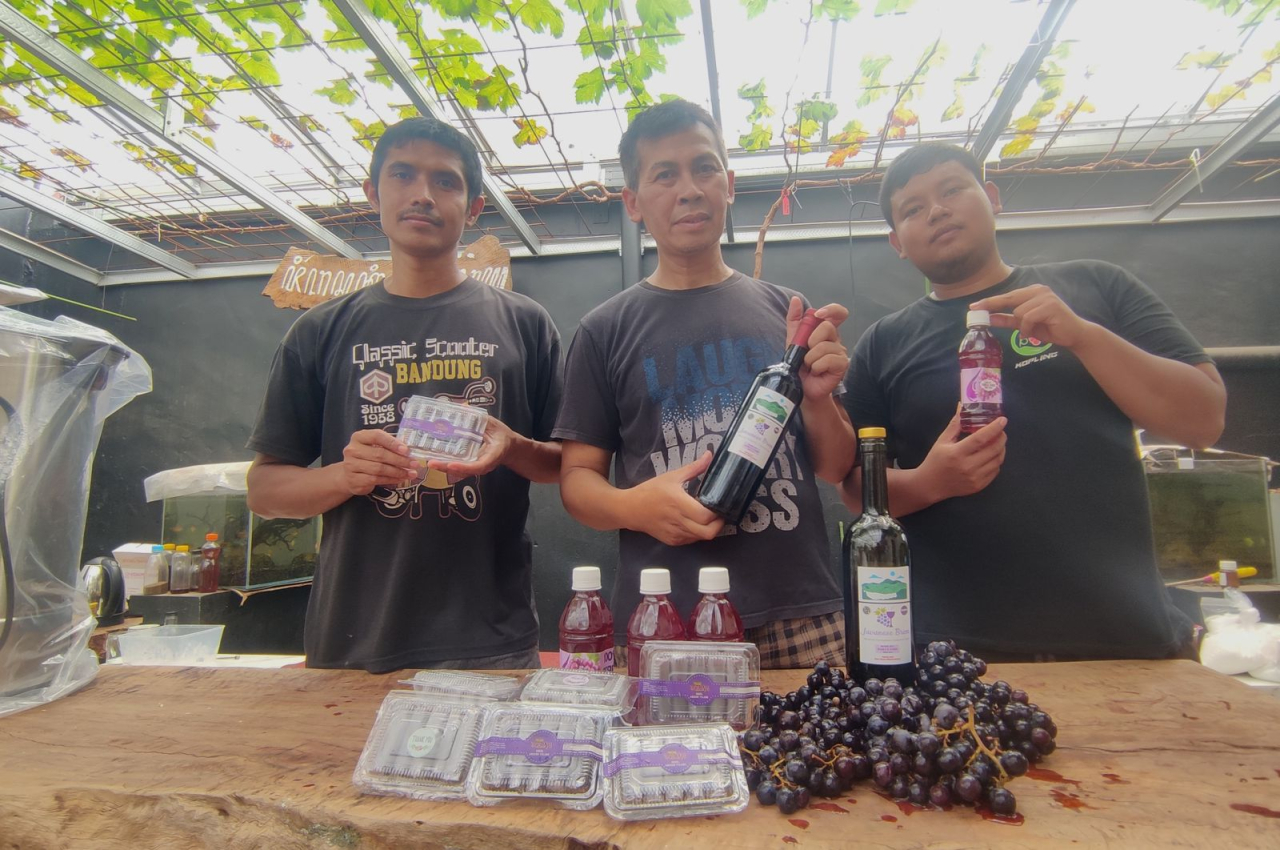 Komunitas Kopling saat memamerkan berbagai produk olahan dari buah anggur pada Minggu, 8 Desember 2024
