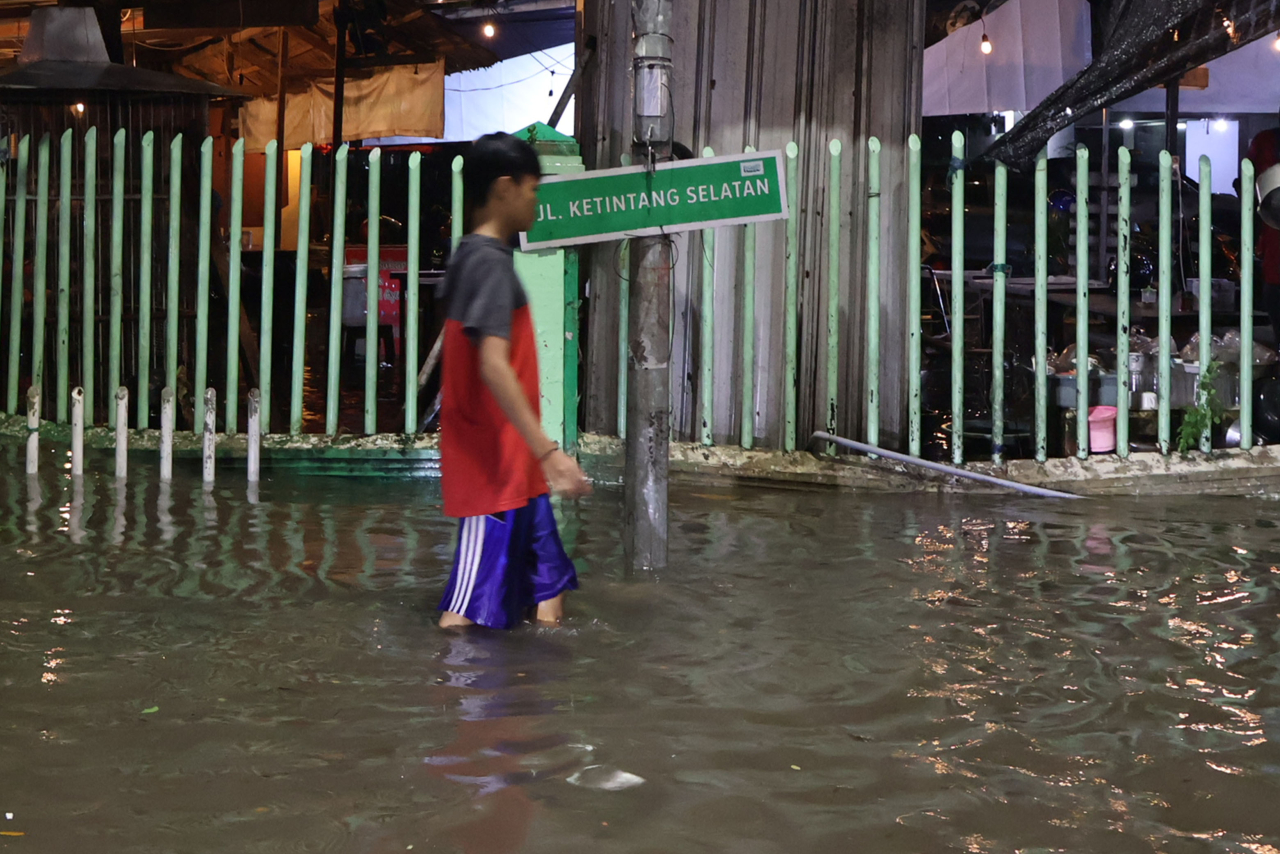 Banjir di Surabaya akibat cuaca ekstrem pada Desember 2024.