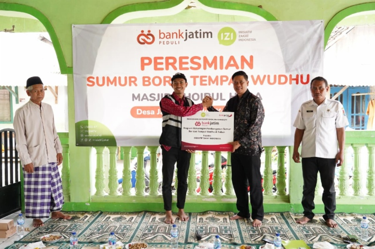 Bertempat di Masjid Khoirul Huda Tuban, bantuan tersebut diserahkan secara simbolis oleh AVP Komunikasi Korporat bank jatim Bambang Supriadi dan diterima oleh Kepala Perwakilan IZI Jatim Helmy Bachtiar Attamimy. (Dok. Humas bank jatim)