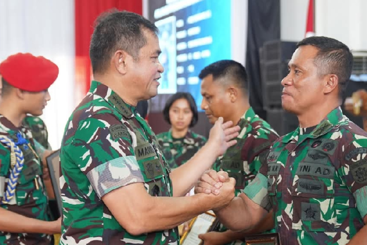 Komandan Brigade Infanteri 9/DY/2 Kostrad, Kolonel Inf DR. La Ode Muhammad Nurdin, S.Sos., M.I.Pol menerima piagam penghargaan dari Kepala Staf Angkatan Darat (KSAD), Jenderal TNI Maruli Simanjuntak, M.Sc. (FOTO : IST)