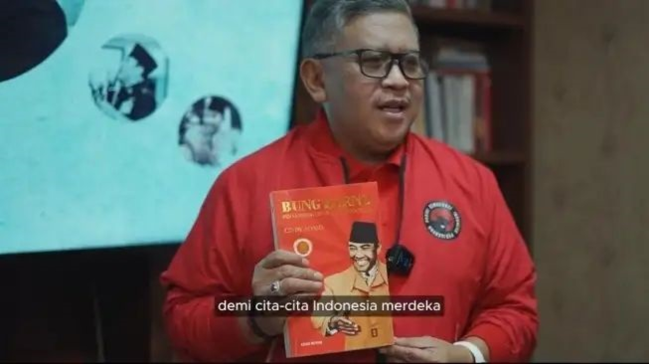 Sekjen PDIP Hasto Kristiyanto menunjukkan buku karya Cindy Adams 'Bung Karno-Penyambung Lidah Rakyat Indonesia'. (Foto: tangkapan layar video Hasto Kristiyanto)