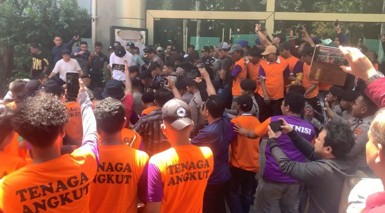 Suasana eksekusi pengosongan Hotel Grand Palace Surabaya (Foto : RRI/Fais)
