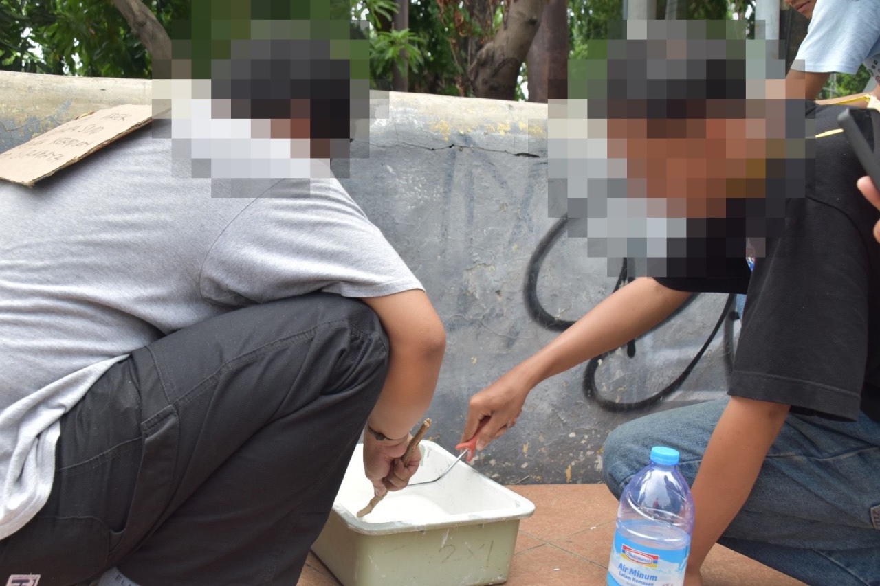 Pemuda yang diamankan Satpol PP Surabaya karena mencorat coret dengan cat pilox di kawasan Jalan Raya Darmo