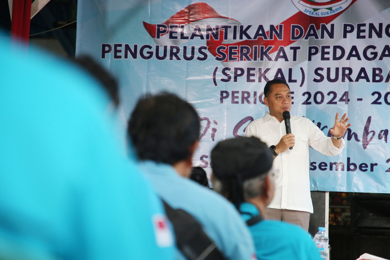 Wali Kota Surabaya Eri Cahyadi resmi melantik para pengurus Serikat Pedagang Kaki Lima (SPEKEL) Surabaya di Sentra Wisata Kuliner (SWK) Krembangan