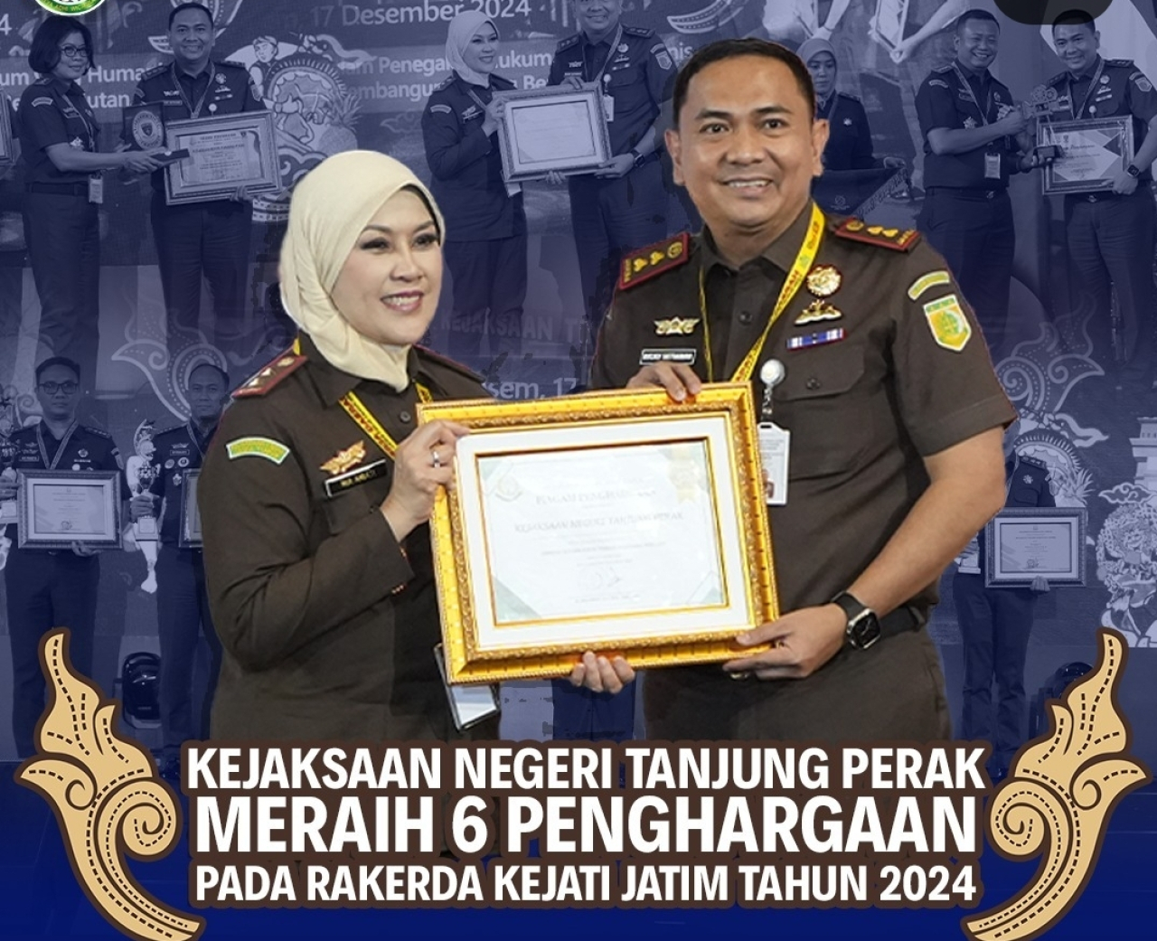 Kepala Kejati Jatim Mia Amiati memberi penghargaan kepada Kepala Kejari Tanjung Perak, Ricky Setiawan Anas