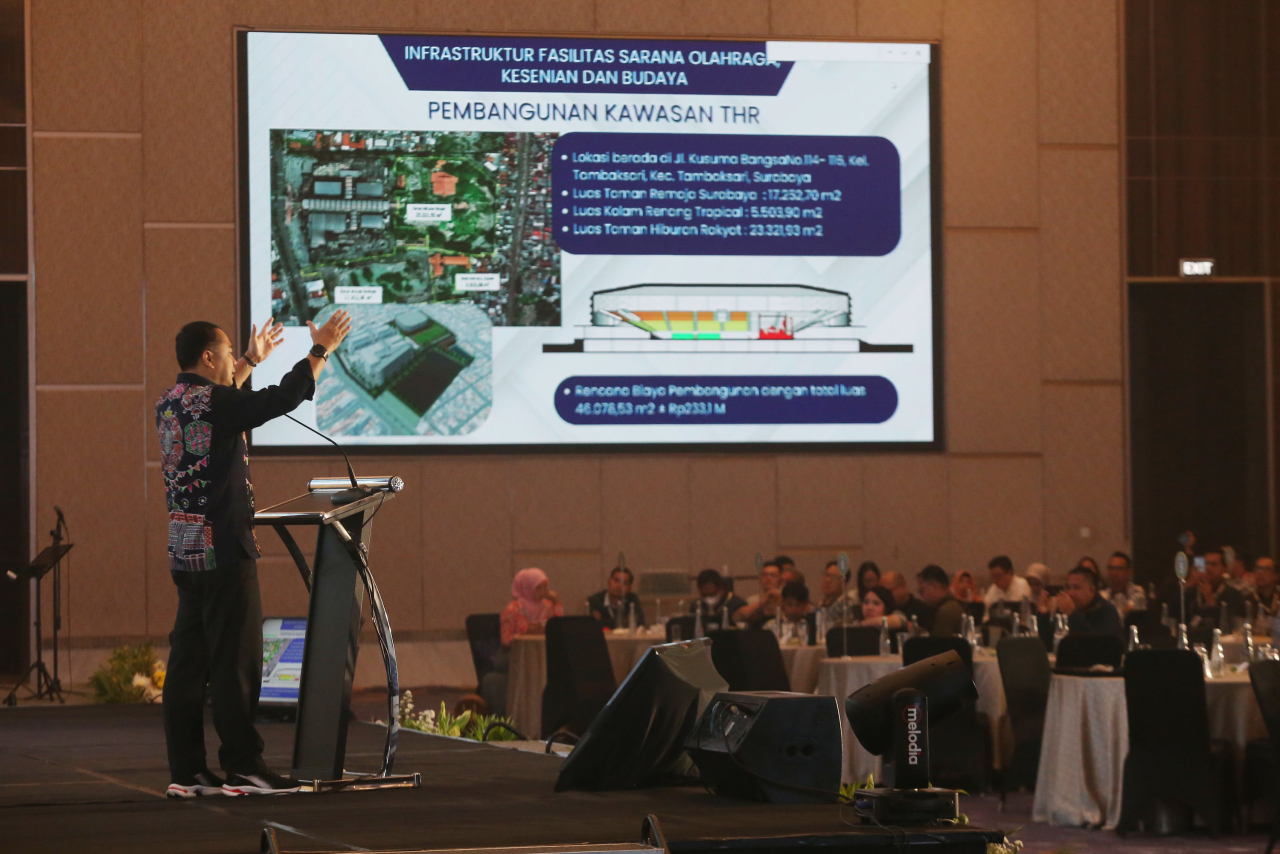 Wali Kota Eri Cahyadi di hadapan ratusan pengusaha se-Jawa Timur dalam acara "Suara Surabaya Economic Forum" yang digelar di Hotel Westin, Jalan Raya Lontar, Surabaya