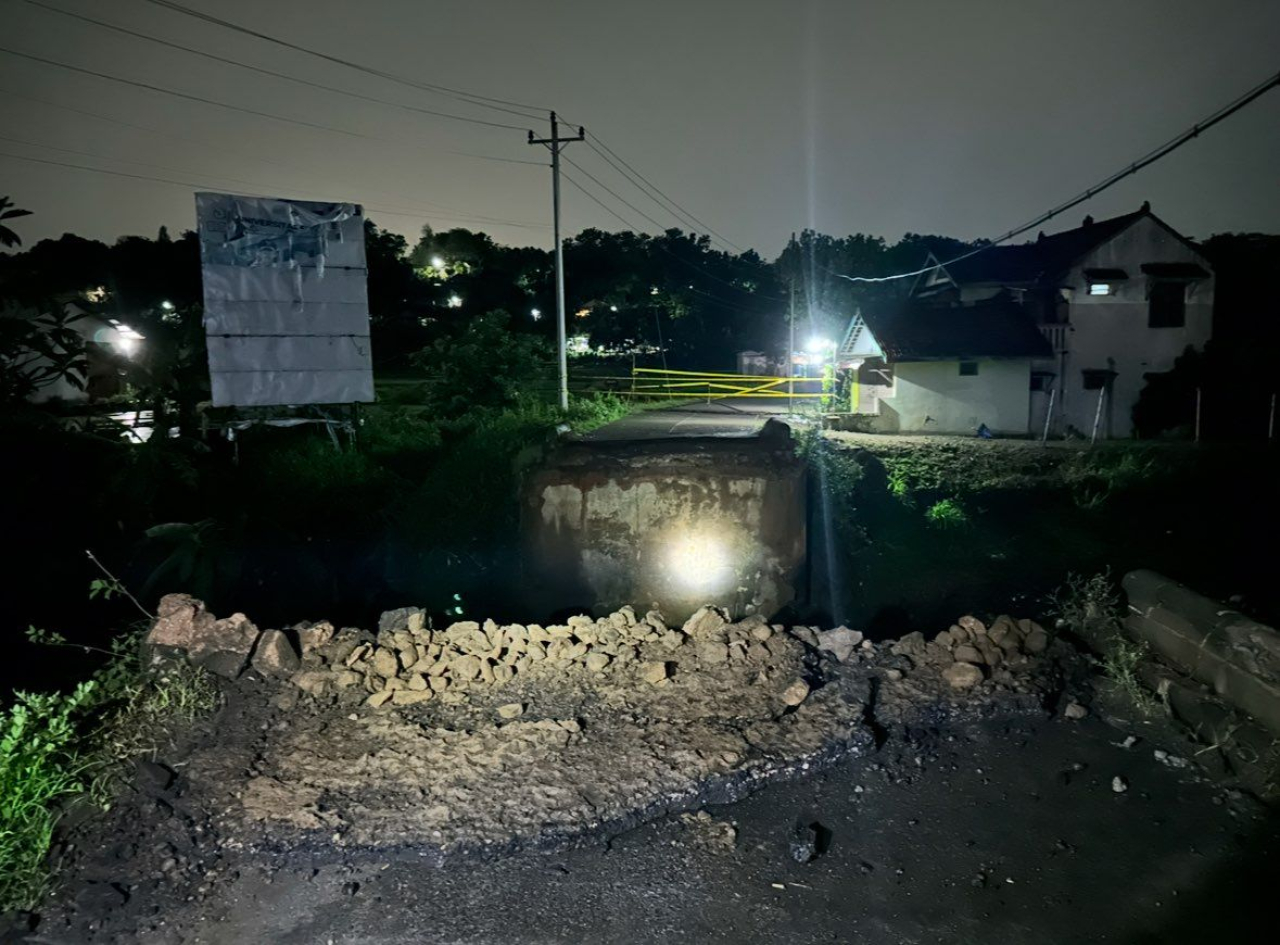 Jembatan batas Ngawi-Sragen putus total. (Foto: Hani/RRI)