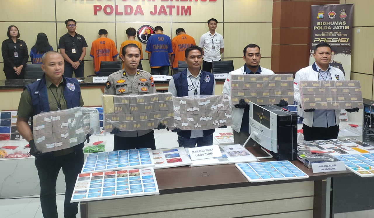 Polda Jatim merilis tangkapan pelaku judi online