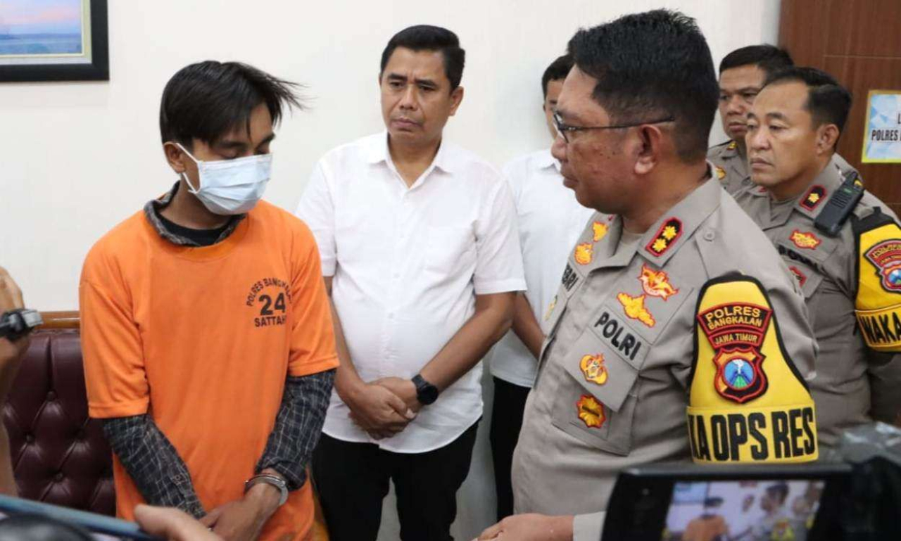 Kapolres Bangkalan AKBP Febri Isman Jaya mengintrogasi pelaku M (21). Senin (2/12/2024) (Foto: Humas Polres Bangkalan)